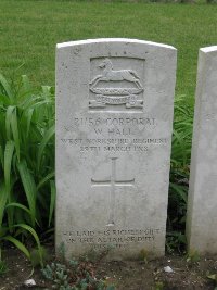 Etaples Military Cemetery - Hall, W