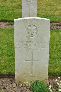 Etaples Military Cemetery - Hallam, Alice Violet