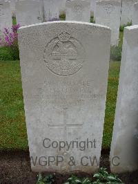 Etaples Military Cemetery - Halliwell, E