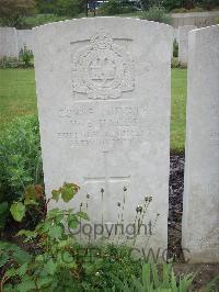 Etaples Military Cemetery - Halls, Walter Ernest