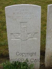 Etaples Military Cemetery - Hardicker, Matthew