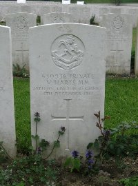 Etaples Military Cemetery - Harts, V