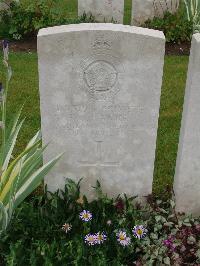 Etaples Military Cemetery - Hawke, Richard James