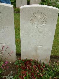 Etaples Military Cemetery - Henderson, James