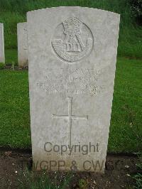 Etaples Military Cemetery - Henderson, R