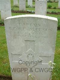 Etaples Military Cemetery - Henderson, Robert Francis Watt
