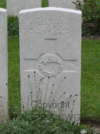 Etaples Military Cemetery - Henderson, Wallace