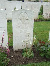 Etaples Military Cemetery - Henderson, William John
