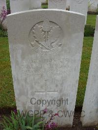 Etaples Military Cemetery - Hendry, R