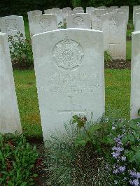 Etaples Military Cemetery - Herrington, M