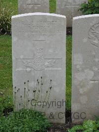 Etaples Military Cemetery - Hindle, R