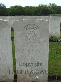 Etaples Military Cemetery - Holden, Tom Heathcote