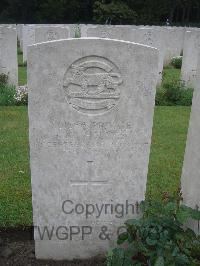Etaples Military Cemetery - Holmes, Lewis Gillson