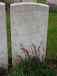 Etaples Military Cemetery - Holmes, P