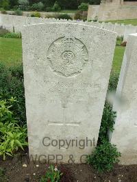 Etaples Military Cemetery - Holt, George Edward