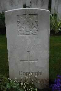 Etaples Military Cemetery - Holt, W