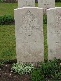 Etaples Military Cemetery - Holton, A