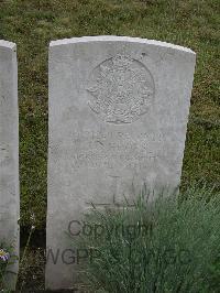 Etaples Military Cemetery - Hooks, J G