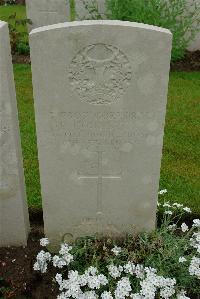 Etaples Military Cemetery - Houliston, D