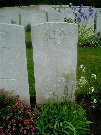 Etaples Military Cemetery - Hovell, E L