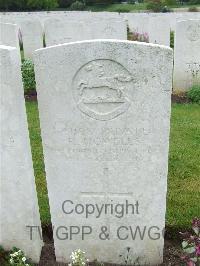 Etaples Military Cemetery - Howells, R