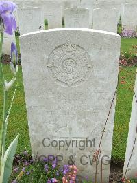Etaples Military Cemetery - Howie, H
