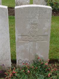 Etaples Military Cemetery - Hughes, H T