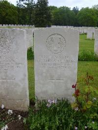 Etaples Military Cemetery - Hughes, N A
