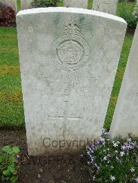 Etaples Military Cemetery - Hull, P G