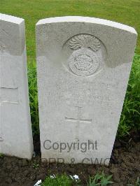 Etaples Military Cemetery - Hulme, R