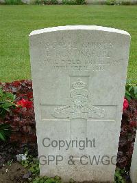 Etaples Military Cemetery - Huntingford, Ernest