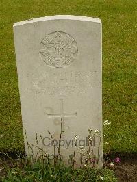 Etaples Military Cemetery - Hutcheon, Samuel Wyness