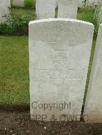 Etaples Military Cemetery - Hutchings, W H