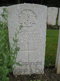 Etaples Military Cemetery - Hutchinson, Frederick John