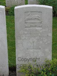 Etaples Military Cemetery - Hutchinson, Louis