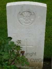 Etaples Military Cemetery - Hutt, Victor John