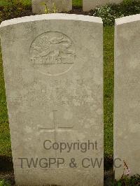 Etaples Military Cemetery - Hutton, W