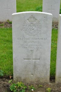 Etaples Military Cemetery - Hynes, William