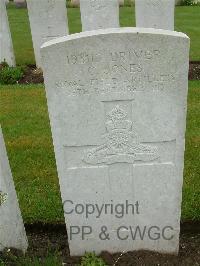 Etaples Military Cemetery - Jones, C