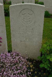 Etaples Military Cemetery - Jones, R P