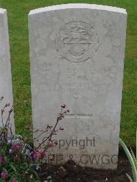 Etaples Military Cemetery - Jupp, E W