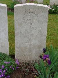 Etaples Military Cemetery - Kemp, P