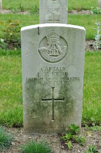 Etaples Military Cemetery - Kemp, P V