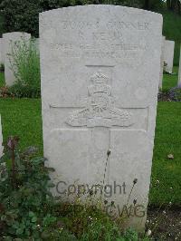 Etaples Military Cemetery - Kemp, R