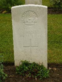 Etaples Military Cemetery - Kennett, Claude