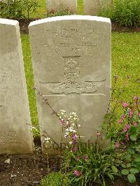 Etaples Military Cemetery - Kerr, Thomas