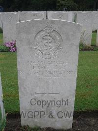 Etaples Military Cemetery - King, Gilbert