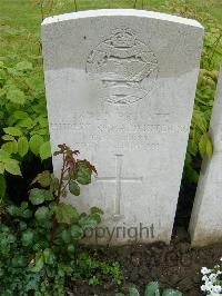 Etaples Military Cemetery - Kitching, Hubert Richard