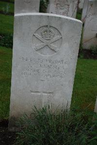 Etaples Military Cemetery - Knight, John Theodore