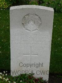 Etaples Military Cemetery - Knight, P